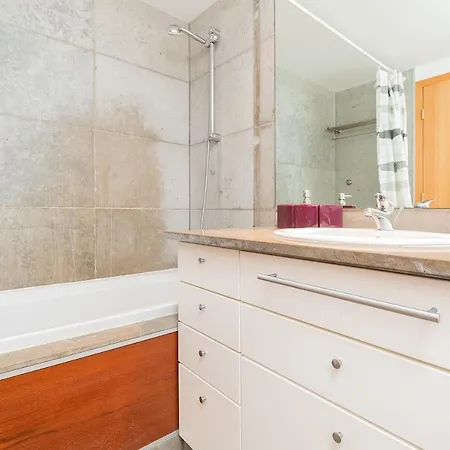 Modern 3 Bedroom Near The Airport *