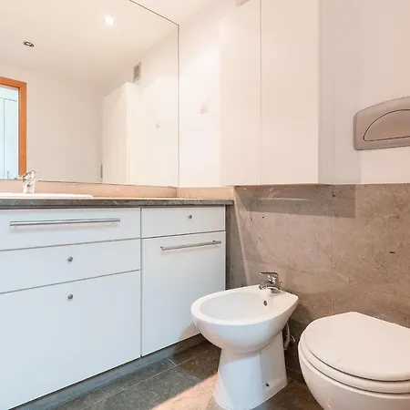 Modern 3 Bedroom Near The Airport *