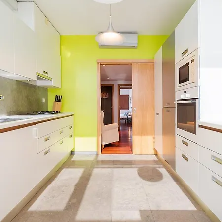 Modern 3 Bedroom Near The Airport *