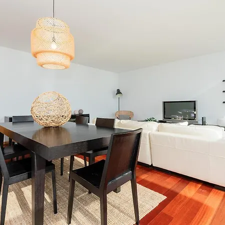 Modern 3 Bedroom Near The Airport *