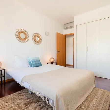 Modern 3 Bedroom Near The Airport Апартаменты *