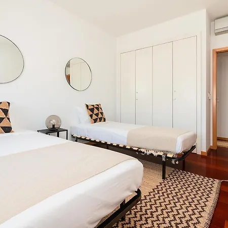 Modern 3 Bedroom Near The Airport * Lisboa